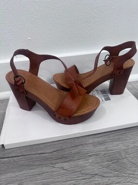 MADDEN GIRL Brown Faux Leather Platform Heels Sandals Size 6 Boho Retro
